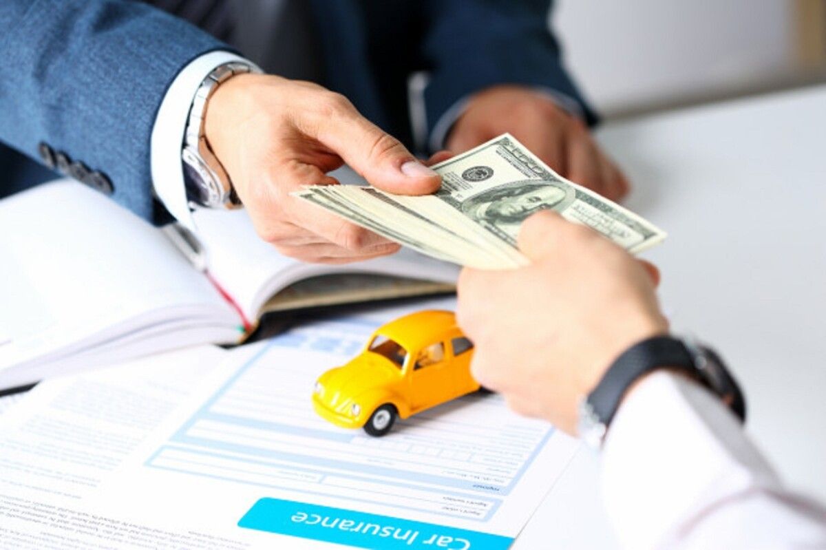 client arm give pack hundred dollars bills 151013 6786