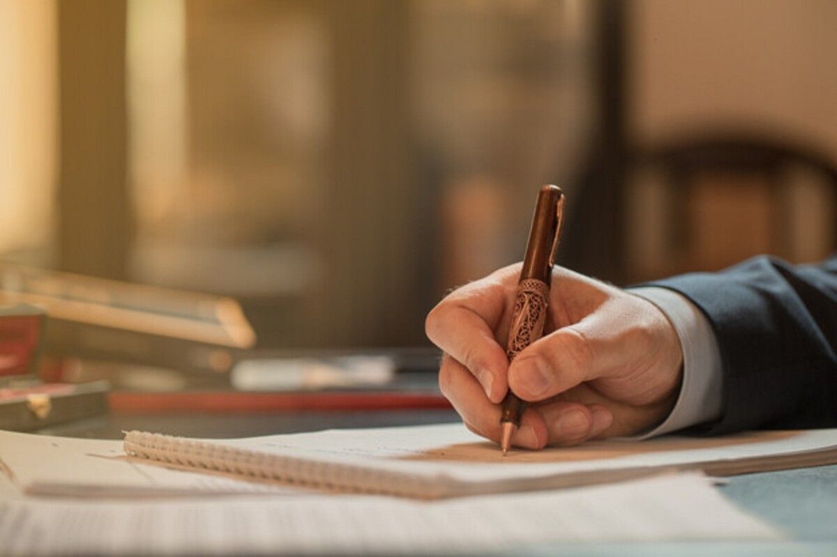 director signing documents with fashion pen high quality photo 114579 12237